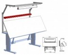 U nastavitelného průmyslového stolu řady WB-TILT lze nastavit nejen výšku pracovní plochy, ale také její sklon. Zde je stůl navíc doplněn o držák na přihrádky a osvětlení.