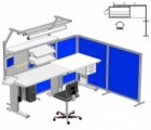 Další možnost, jak oddělit jednotlivá pracoviště pomocí průmyslových stěn. Pracovní stůl WB je doplněn o ocelovou skříňku, držák na počítač, monitor a klávesnici, nastavitelné police, perforovaný panel, polici a osvětlení. K sestavě přísluší také ergonomi